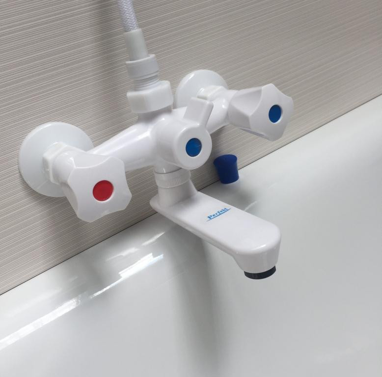 Смеситель для пластиковых труб. Смеситель спаянный из полипропилена. Смеситель для ванной и душа из полипропилена. Смеситель из полипропиленовых труб. Кран в ванну из полипропилена.